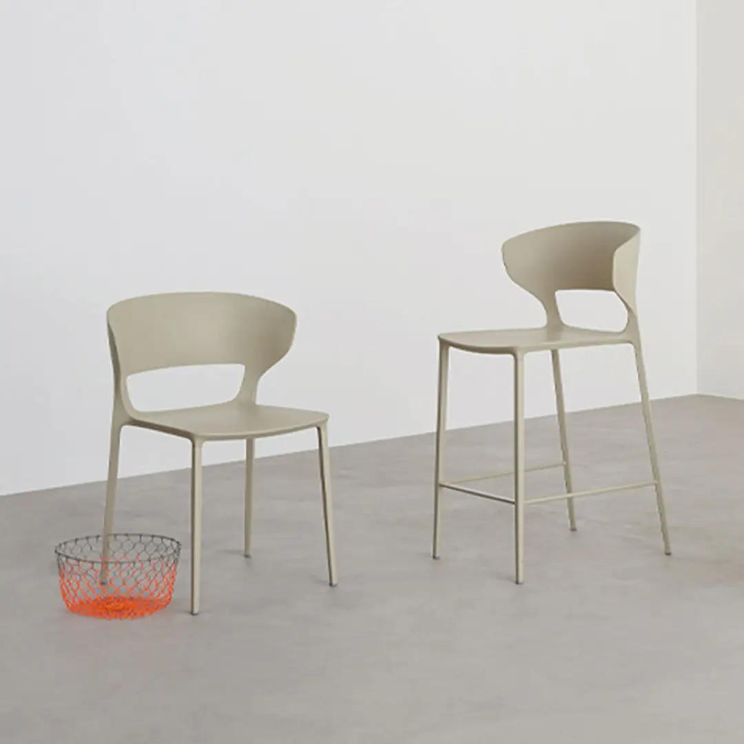 KOKI_4 Two modern chairs and orange mesh basket in room