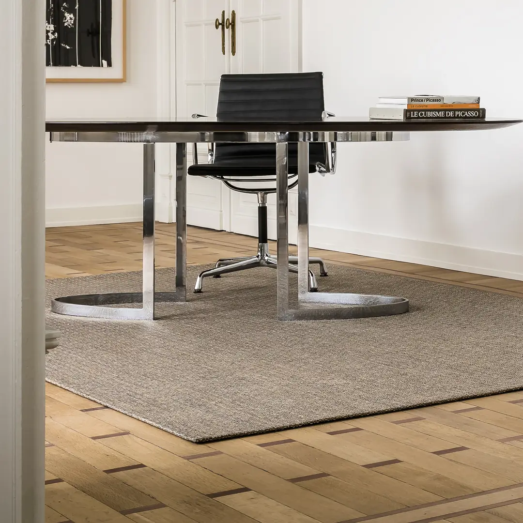 Mood_H_Chic_2 Modern office with sleek desk and black chair