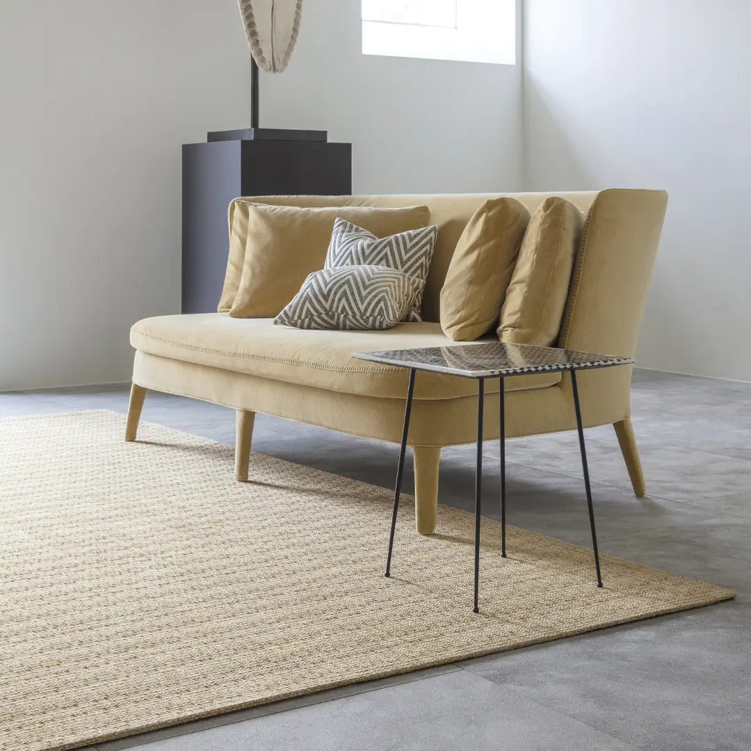 Mood_H_Chic_3 Modern beige curved sofa with decorative pillows and table