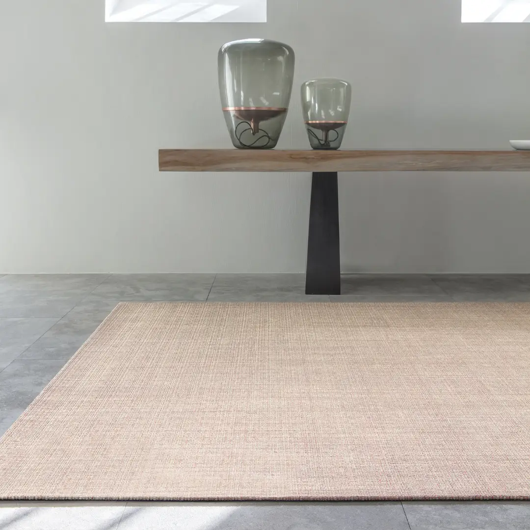 Mood_H_Chic_Autumn_1 Minimalist shelf with glass vases over textured rug