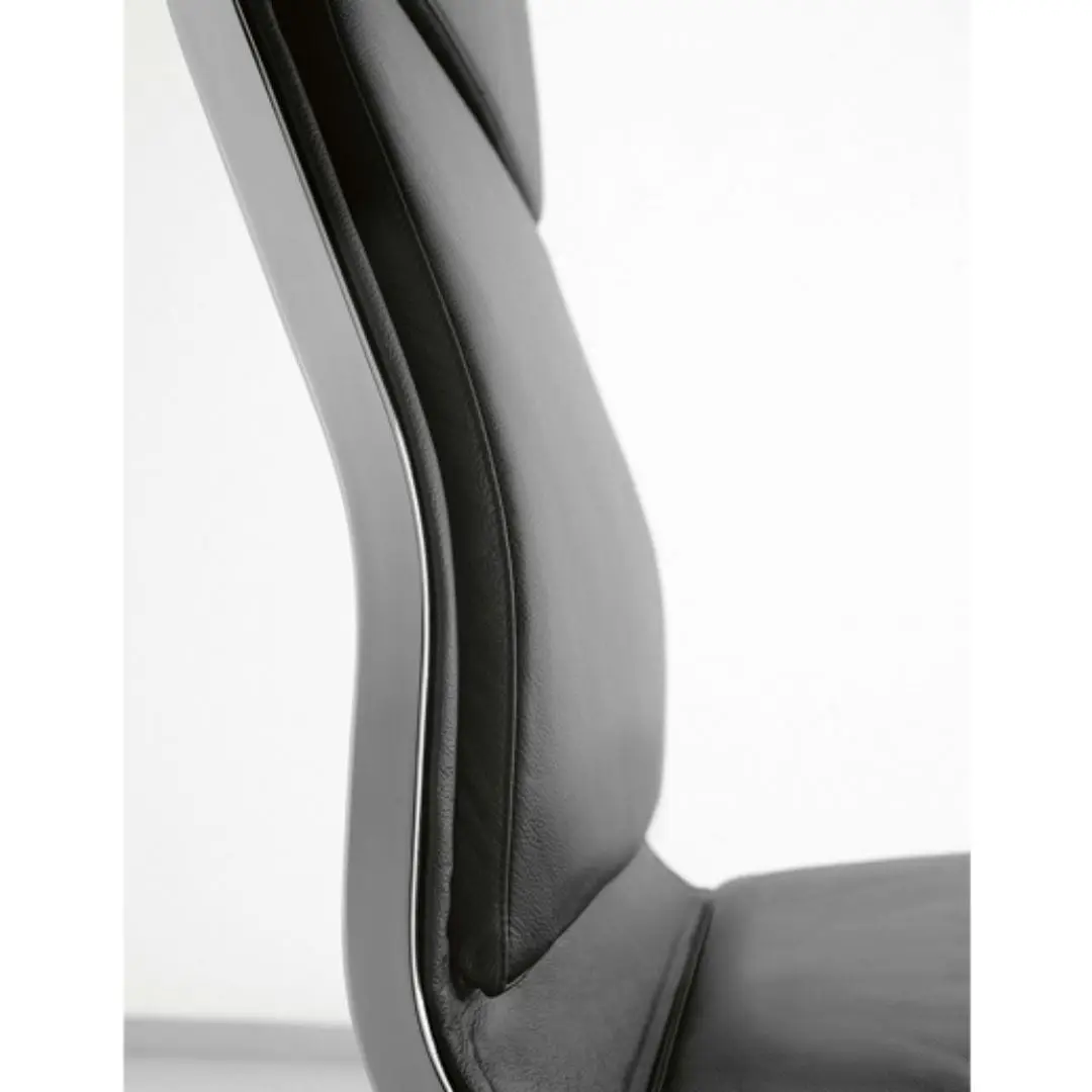 Nulite-High-Back-thick-pad-leather-detail