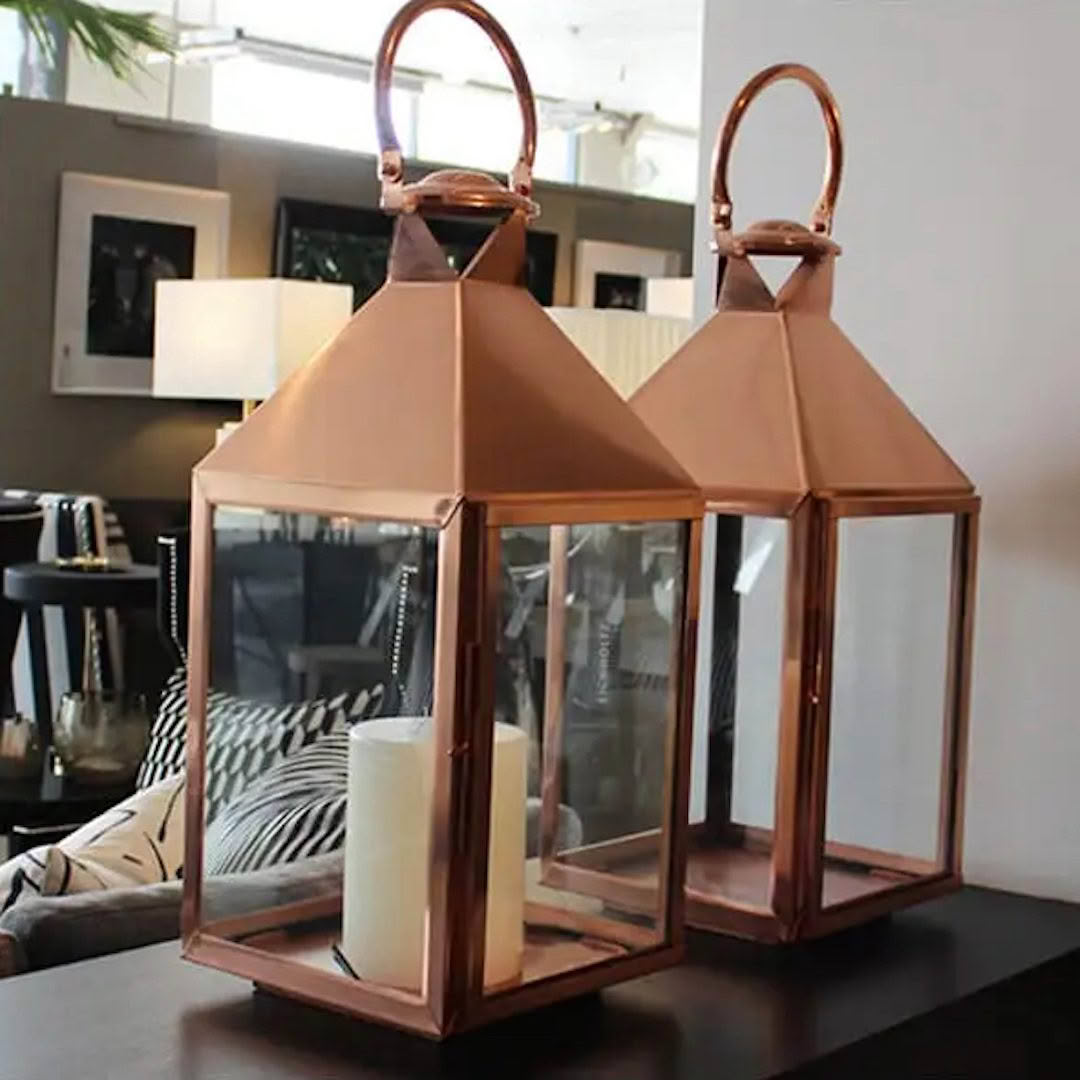 Trafalgar_Latern_Rose-Gold-setting-1-1 Copper lanterns with candles inside on table