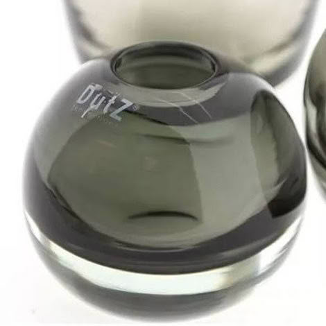 dutz-hoola-grey-1 (2) Close-up of black OptiZ magnifying glass