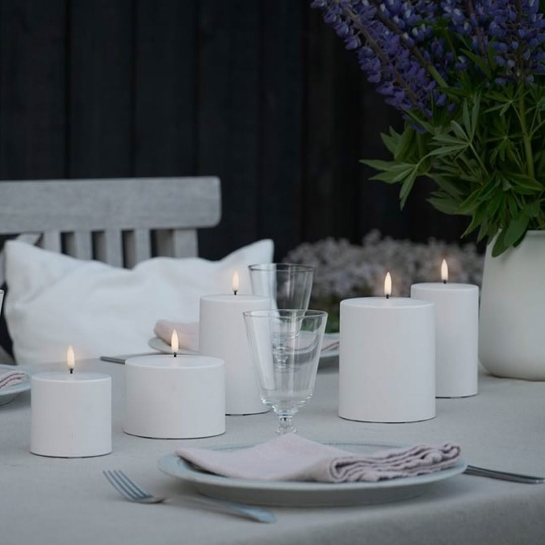 OUTDOOR-PILLAR-LED-Candle-10.1_2 Elegant outdoor dining with candles and lavender bouquet