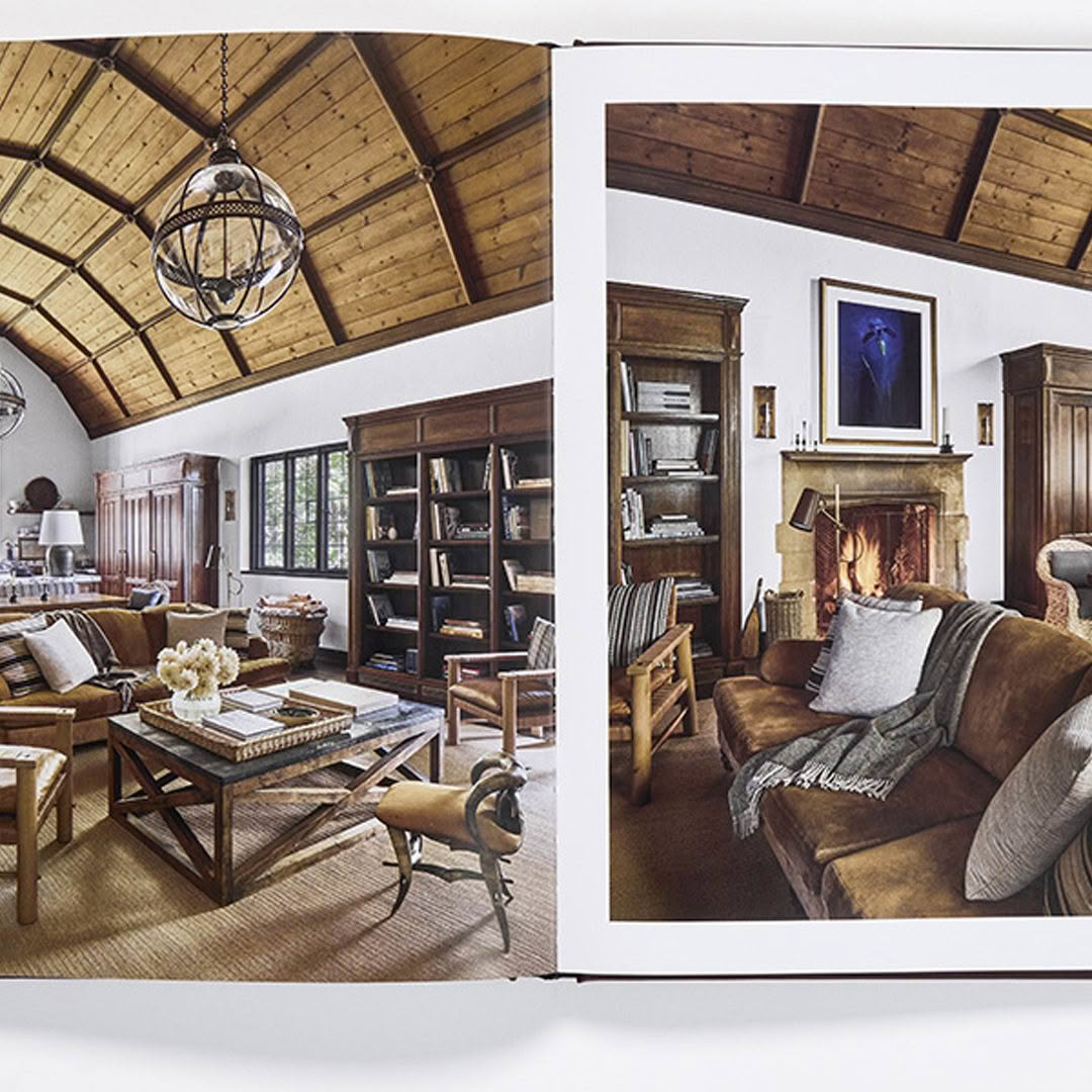 Alfredo-Paredes-at-Home_2 Elegant rustic living room with wooden beams and fireplace