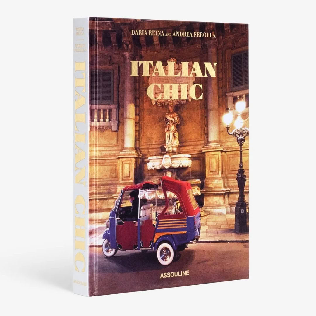 Book cover of 'Italian Chic' featuring vintage tuk-tuk